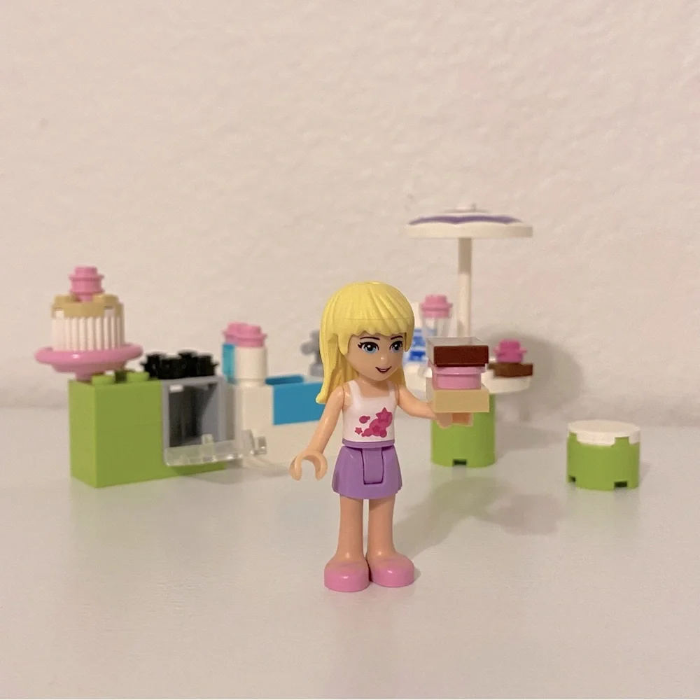 LEGO Friends #3930 Stephanie’s Outdoor Bakery 2012 Retired Set (Pre-Owned)